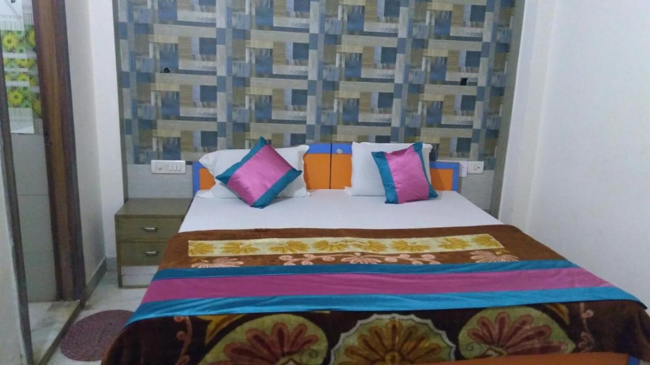 אגרה Basil Inn Home Stay Walking Distance From Taj Mahal Agra חדר תמונה